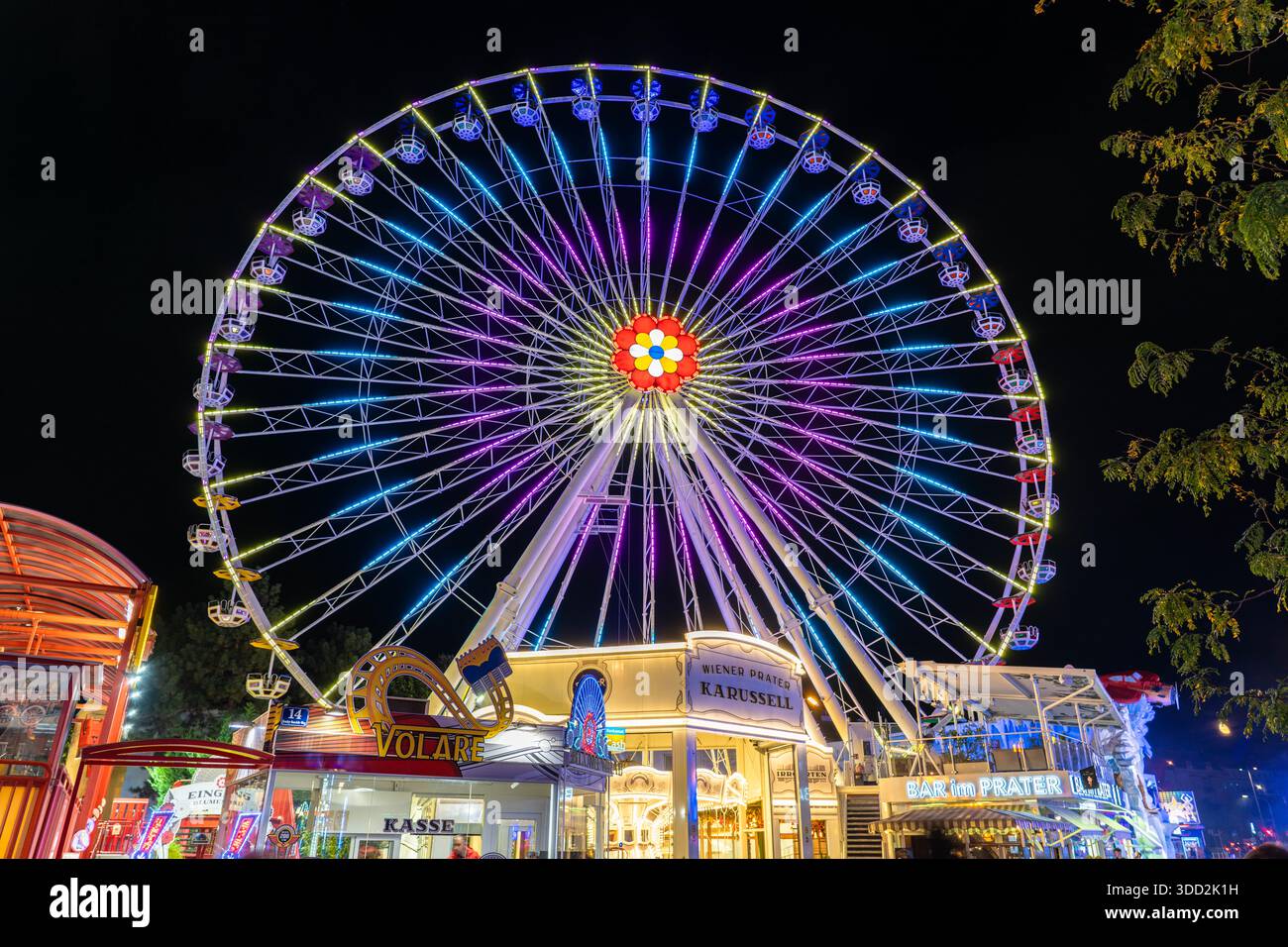Wien Österreich - 12. September 2025: Beleuchtetes helles Riesenrad am Wiener Prater mit Essensständen darunter Stockfoto