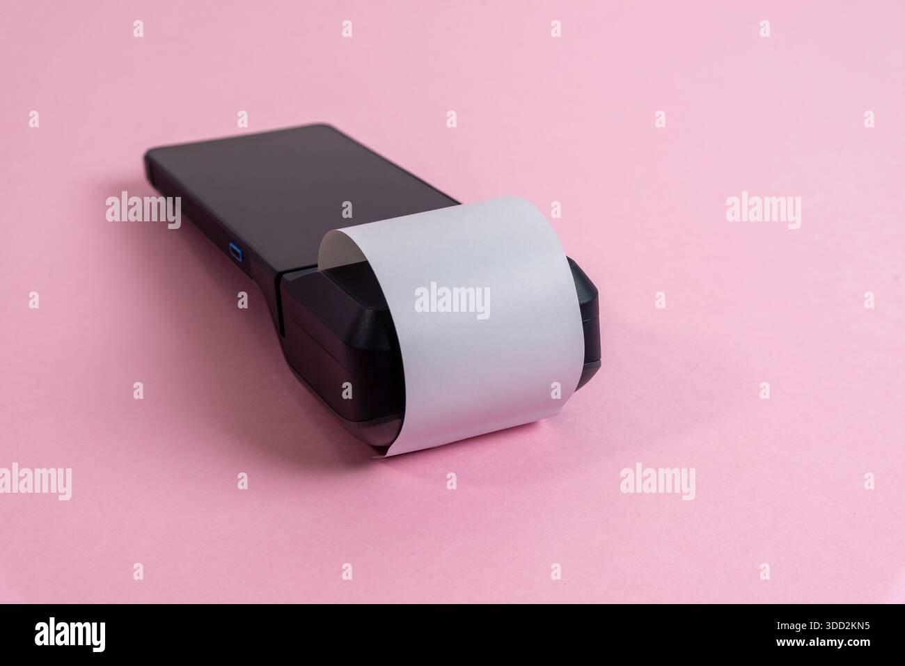 Tragbares POS-Terminal mit gedrucktem Beleg auf pastellfarbenem Hintergrund mit minimalem Produktdesign, Ästhetik der Hardware-Schnittstelle und moderner Fintech Stockfoto