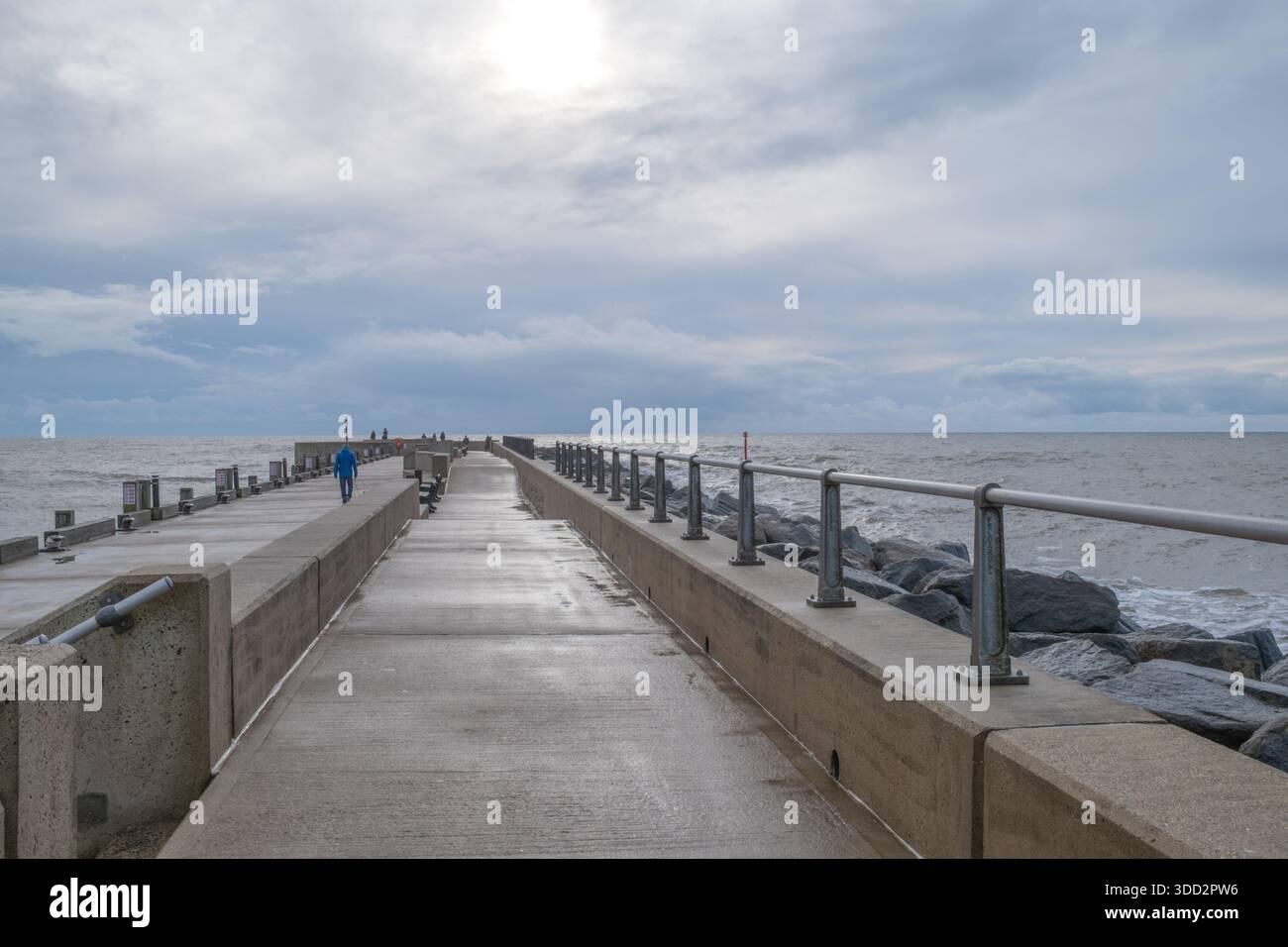 Die Fußgängerzone Jurassic Pier Esplanade im Bridport Harbour in West Bay Stockfoto