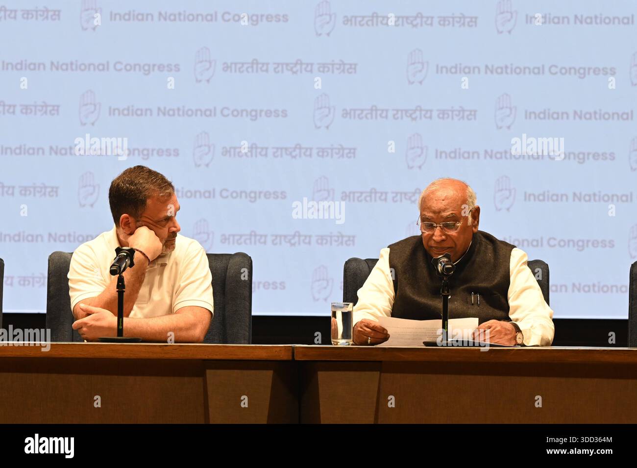 NEW DELHI, INDIEN - 27. DEZEMBER: Kongresspräsident Mallikarjun Kharge und Oppositionsführer im Lok Sabha Rahul Gandhi sprechen am 27. Dezember 2025 im AICC-Hauptquartier in Neu-Delhi, Indien. Die Regierung hat in der vergangenen Woche Viksit Bharat - Garantie für Rozgar und Ajeevika Mission: VB - G RAM G Act 2025 erlassen, mit dem der Mahatma Gandhi National Rural Employment Guarantee Act 2005 aufgehoben wurde. Unter dem Gelübde, das Gesetz der UPA-Ära für die Beschäftigungsgarantie auf dem Land zu schützen, kündigte der Kongress ab dem 5. Januar nächsten Jahres ein landesweites MGNREGA-Programm für die MGNREGA Bachao Abhiyan Save MGNREGA an. Stockfoto