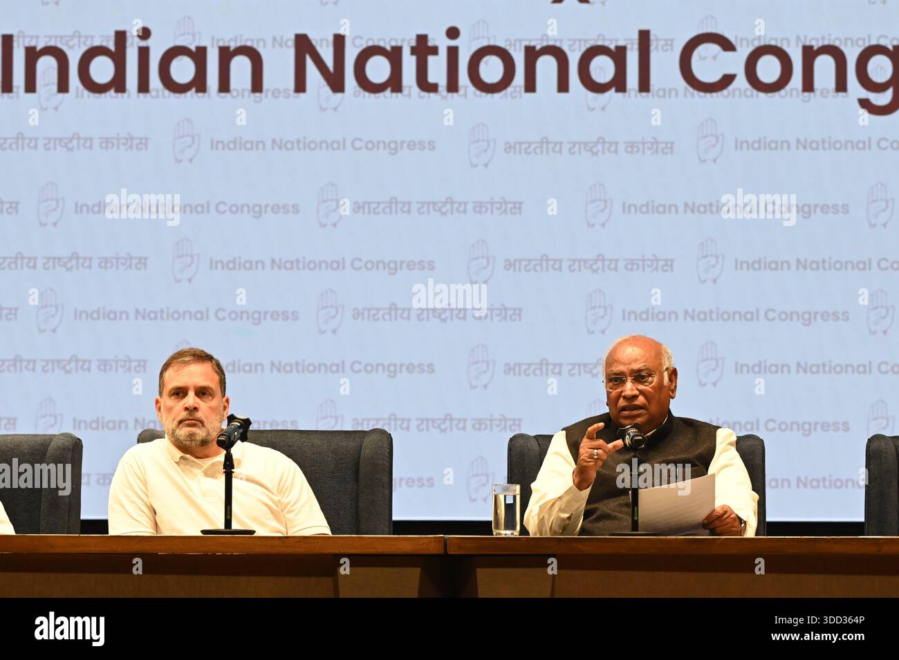 NEW DELHI, INDIEN - 27. DEZEMBER: Kongresspräsident Mallikarjun Kharge und Oppositionsführer im Lok Sabha Rahul Gandhi sprechen am 27. Dezember 2025 im AICC-Hauptquartier in Neu-Delhi, Indien. Die Regierung hat in der vergangenen Woche Viksit Bharat - Garantie für Rozgar und Ajeevika Mission: VB - G RAM G Act 2025 erlassen, mit dem der Mahatma Gandhi National Rural Employment Guarantee Act 2005 aufgehoben wurde. Unter dem Gelübde, das Gesetz der UPA-Ära für die Beschäftigungsgarantie auf dem Land zu schützen, kündigte der Kongress ab dem 5. Januar nächsten Jahres ein landesweites MGNREGA-Programm für die MGNREGA Bachao Abhiyan Save MGNREGA an. Stockfoto