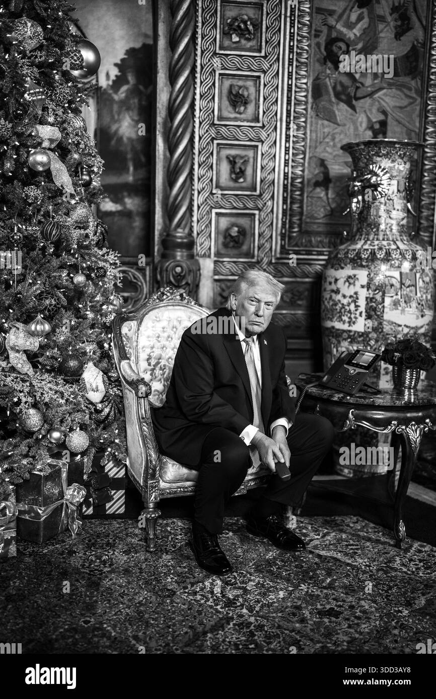 Präsident Donald Trump und First Lady Melania Trump rufen NORAD Santa Tracker von Mar-a-Lago in Palm Beach, Florida, am Mittwoch, den 24. Dezember 2025 an. (Offizielles Foto des Weißen Hauses von Daniel Torok) Stockfoto