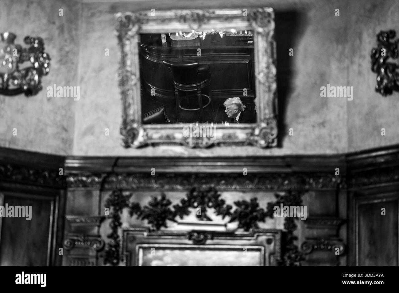 Präsident Donald Trump, zusammen mit Kriegsminister Pete Hegseth, Außenminister Marco Rubio und Marineminister John Phelan, bereitet sich darauf vor, am Montag, den 22. Dezember 2025, im Mar-a-Lago Club in Palm Beach, Florida, Pläne für eine „Goldene Flotte“ neuer Schlachtschiffe der US-Marine bekannt zu geben. (Offizielles Foto des Weißen Hauses von Daniel Torok) Stockfoto