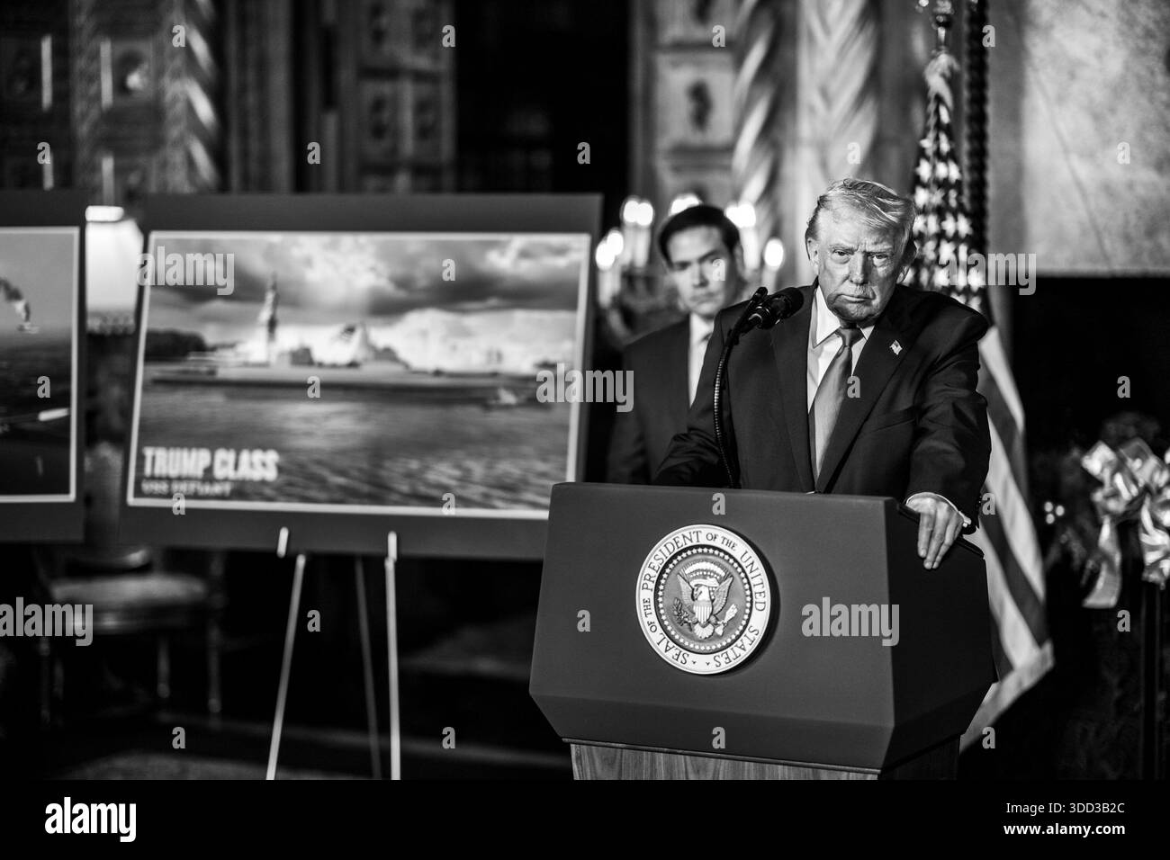 Präsident Donald Trump, zusammen mit Kriegsminister Pete Hegseth, Außenminister Marco Rubio und Marineminister John Phelan, kündigt Pläne für eine „Goldene Flotte“ neuer Schlachtschiffe der US Navy am Montag, den 22. Dezember 2025, im Mar-a-Lago Club in Palm Beach, Florida an. (Offizielles Foto des Weißen Hauses von Daniel Torok) Stockfoto