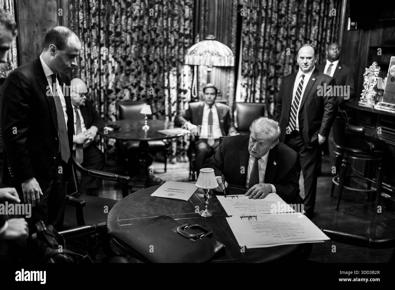 Präsident Donald Trump spricht mit Kriegsminister Pete Hegseth, Außenminister Marco Rubio und Marineminister John Phelan, nachdem er am Montag, den 22. Dezember 2025, im Mar-a-Lago Club in Palm Beach, Florida Pläne für eine „Goldene Flotte“ neuer Schlachtschiffe der US Navy angekündigt hatte. (Offizielles Foto des Weißen Hauses von Daniel Torok) Stockfoto