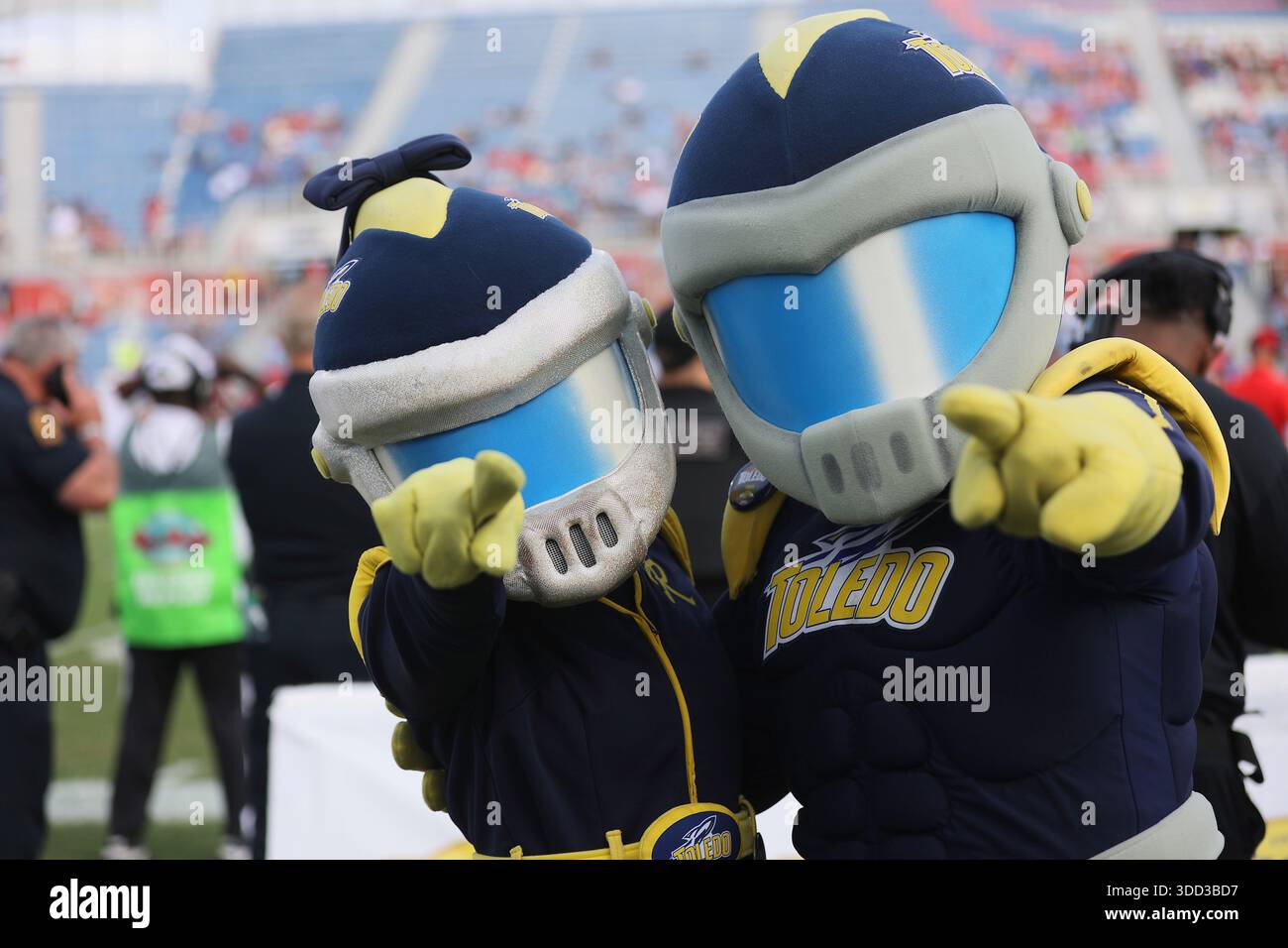 Toledo Rockets Maskottchen Rocky und Rocksy im Boca Raton Bowl of Beans im Flagler Credit Union Stadium am 23. Dezember 2025 in Boca Raton, FL. Lo Stockfoto
