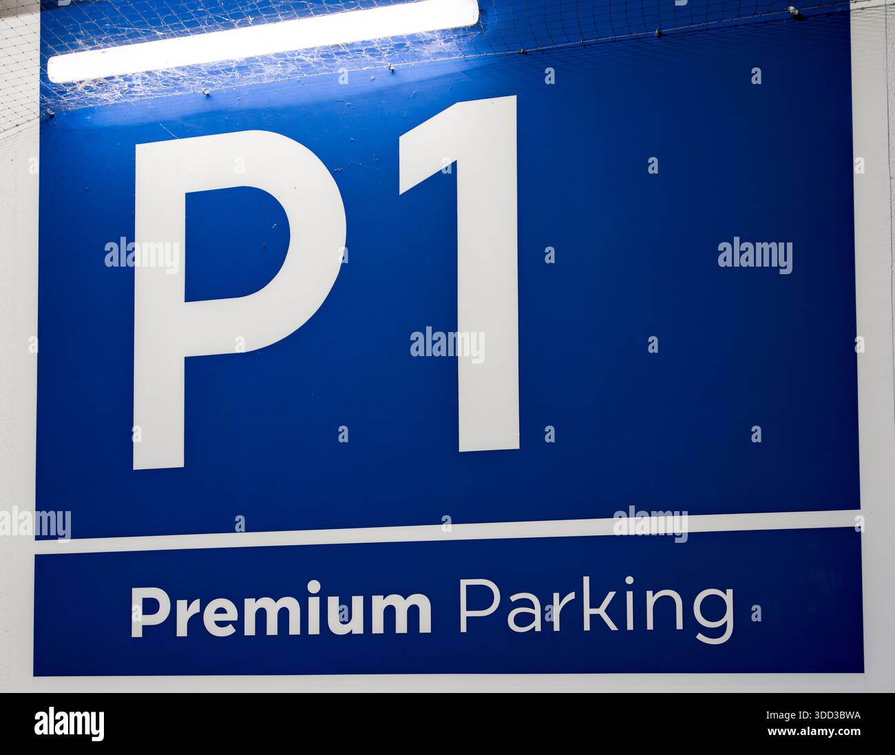 Blaues, modernes Schild mit dem Text „P1 Premium Parking“, einer klaren Typografie und einem minimalistischen Design, das klare Informationen zur Wegsuche vermittelt. Stockfoto
