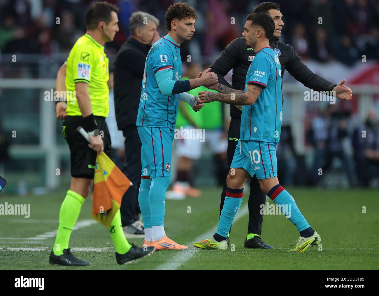 Turin, Italien. Dezember 2025. Gianluca Gaetano von Cagliari Calcio wird während des Spiels Torino gegen Cagliari Serie A im Stadio Grande Torino in Turin durch Sebastiano Esposito ersetzt. Der Bildnachweis sollte lauten: Jonathan Moscrop/Sportimage Credit: Sportimage Ltd/Alamy Live News Stockfoto