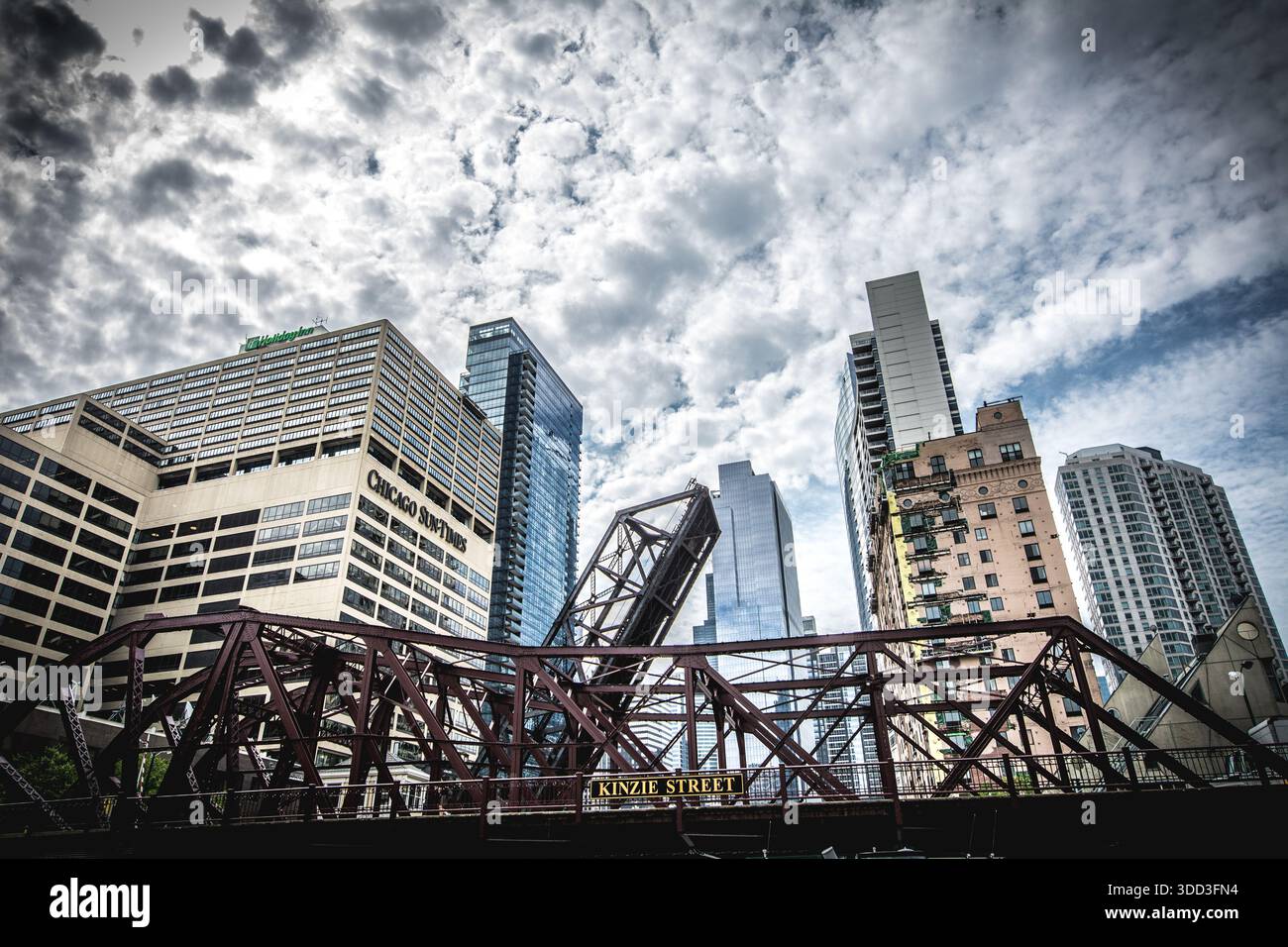 Historische Kinzie-Straße-Eisenbahnklappbrücke in aufrechter Position gerichtet, eingerahmt von modernen Wolkenkratzern in der Innenstadt von Chicago, Illinois. Stockfoto