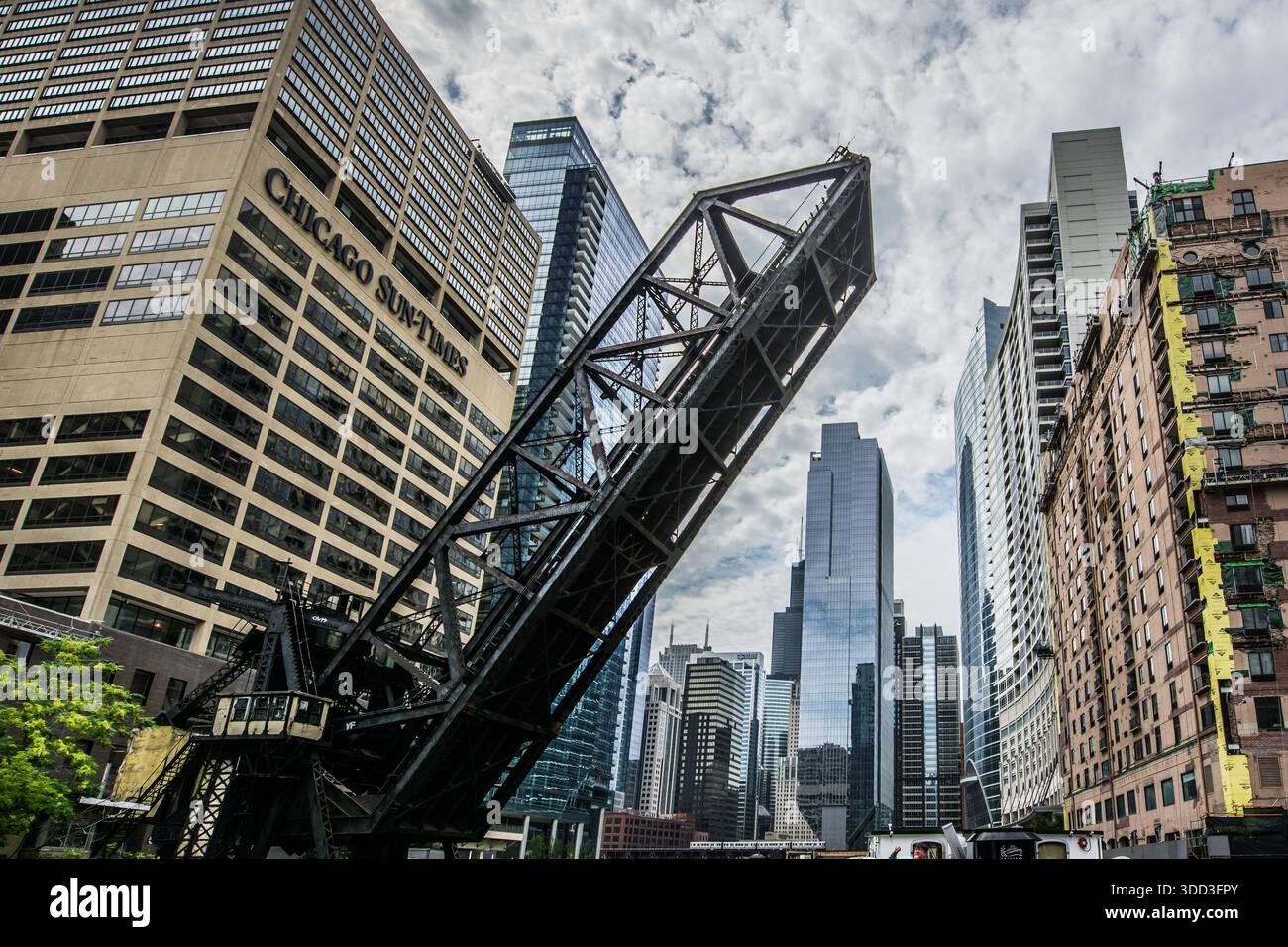 Historische Kinzie-Straße-Eisenbahnklappbrücke in aufrechter Position gerichtet, eingerahmt von modernen Wolkenkratzern in der Innenstadt von Chicago, Illinois. Stockfoto