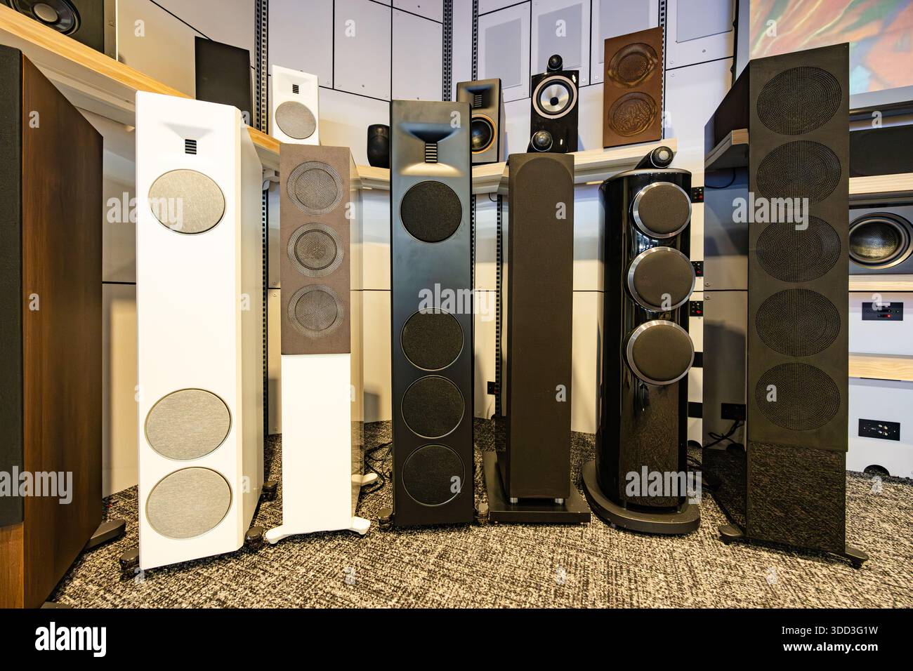 Hochwertige Standlautsprecher, die in einem professionellen Audio-Showroom mit modernen hifi-Soundsystemen in einem Hörraum präsentiert werden Stockfoto