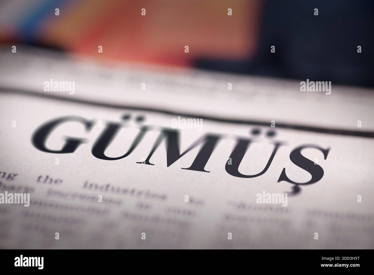 Ein Nahaufnahme einer Titelseite einer Zeitung mit der fetten Überschrift „Gumus“, die Typografie und Drucktextur in einem auffälligen redaktionellen Stil unterstreicht. Stockfoto
