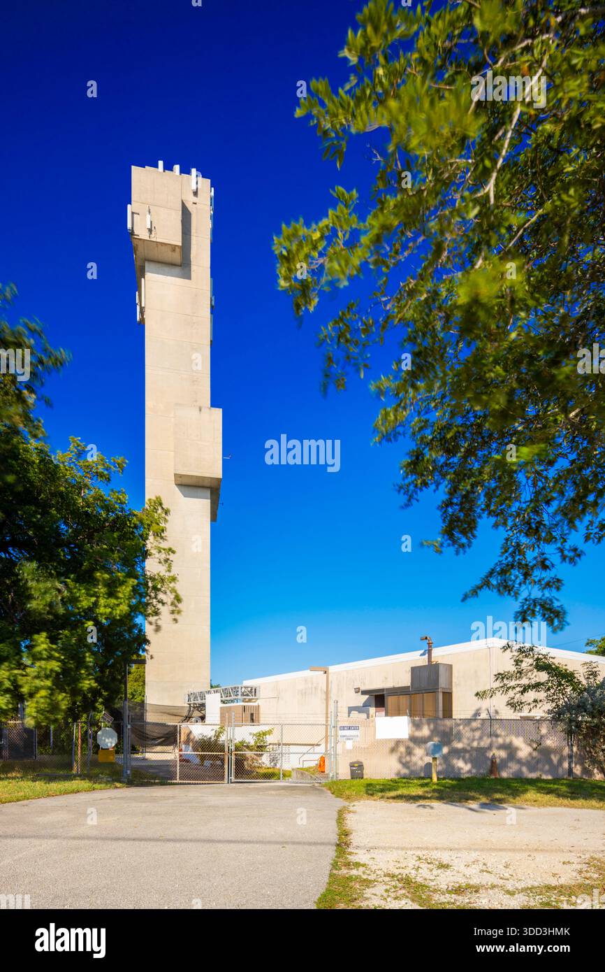 Key Largo Mikrowellenturm am blauen Himmel Stockfoto