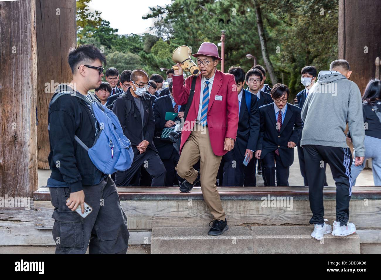 Reiseleiter mit Megaphon, der mit Schülern in Nara, Präfektur Nara, Japan spricht Stockfoto