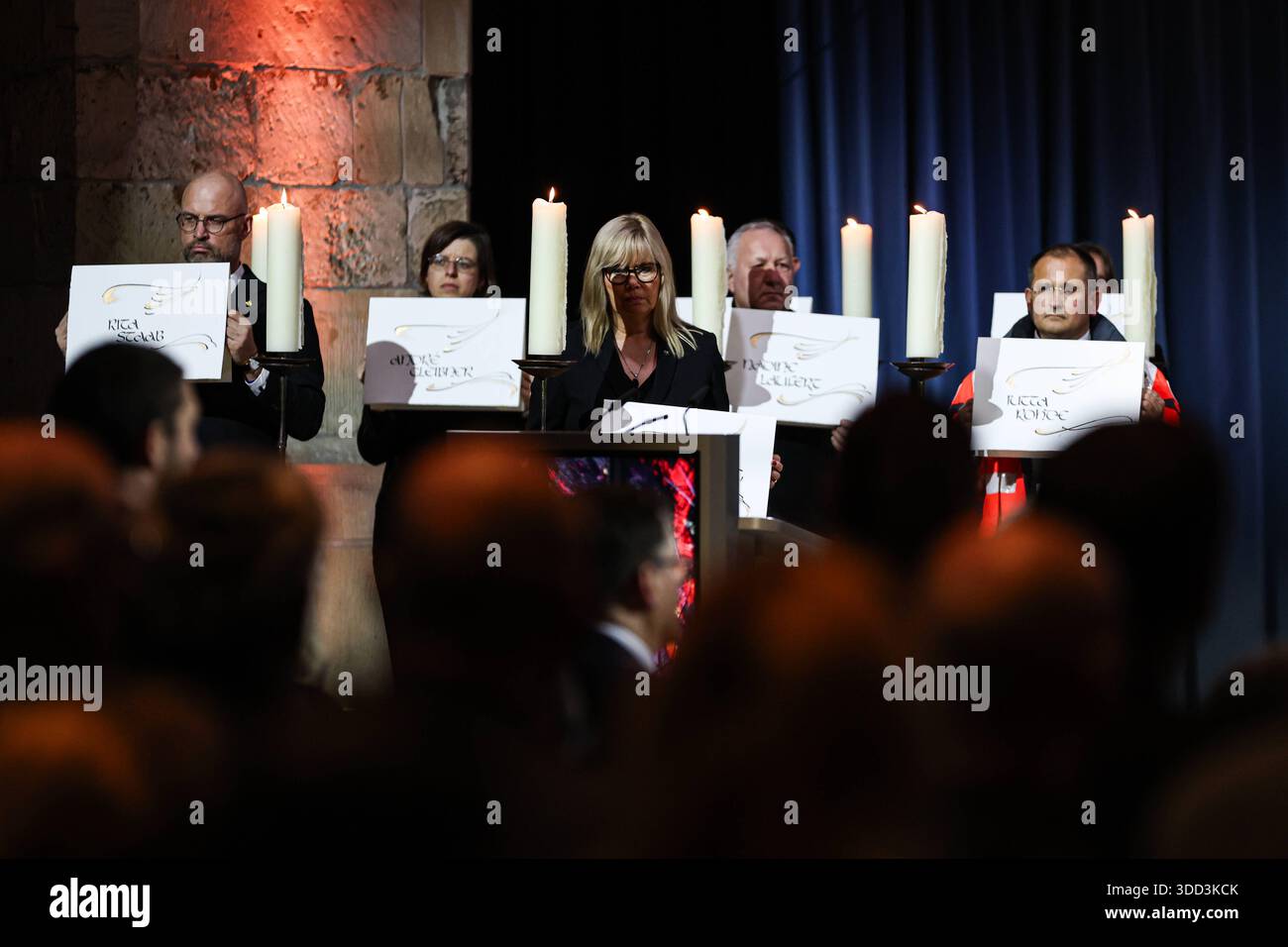 Oberbürgermeisterin Simone Borris und fünf weitere Personen halten Schilder mit den Namen der Opfer in ihrer Hand - Gedenkveranstaltung in Magdeburg Sachsen-Anhalt am 20. Dezember in der Johanniskirche zum Anschlag auf den Magdeburger Weihnachtsmarkt. Der Angriff auf den Magdeburger Weihnachtsmarkt jährt sich am 20.12.2025 zum ersten Mal in der Landeshauptstadt. Im Anschluss gibt es eine Kranzniederlegung am Westportal der Johanniskirche. 19,00 Uhr Entzünden der Lichterkette. Anschließend werden ab 19,02 Uhr in der ganzen Stadt die Kirchenglocken läuten. *** Oberbürgermeister Simone Borris und fünf o Stockfoto