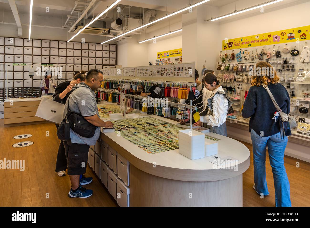 Kunden kaufen Zubehör zum Aufbügeln in einem Geschäft in Osaka. Präfektur Osaka, Japan Stockfoto