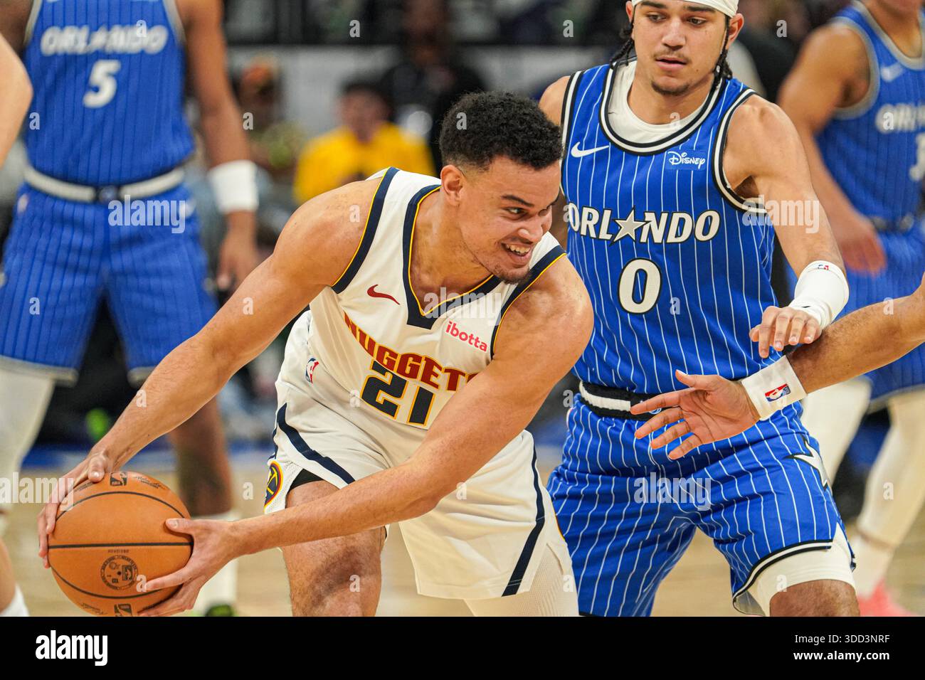 Orlando, Florida, USA, 27. Dezember 2025, Denver Nuggets Stürmer Spencer Jones #21 verteidigt den Ball im Kia Center. (Foto: Marty Jean-Louis/Alamy Live News Stockfoto