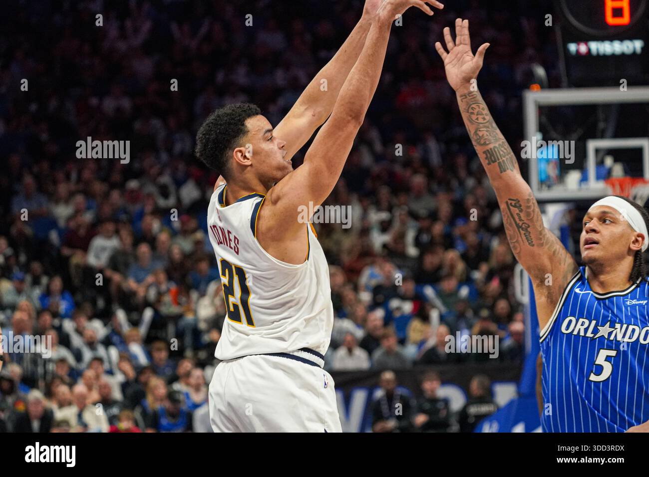Orlando, Florida, USA, 27. Dezember 2025, Denver Nuggets Stürmer Spencer Jones #21 schießt eine drei im Kia Center. (Foto: Marty Jean-Louis/Alamy Live News Stockfoto