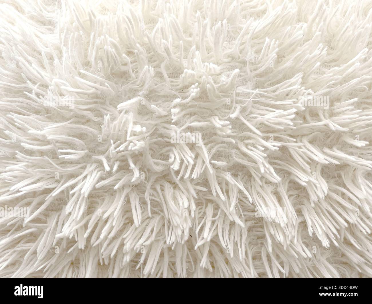 Weißer, flauschiger Teppich mit weicher Textur Stockfoto