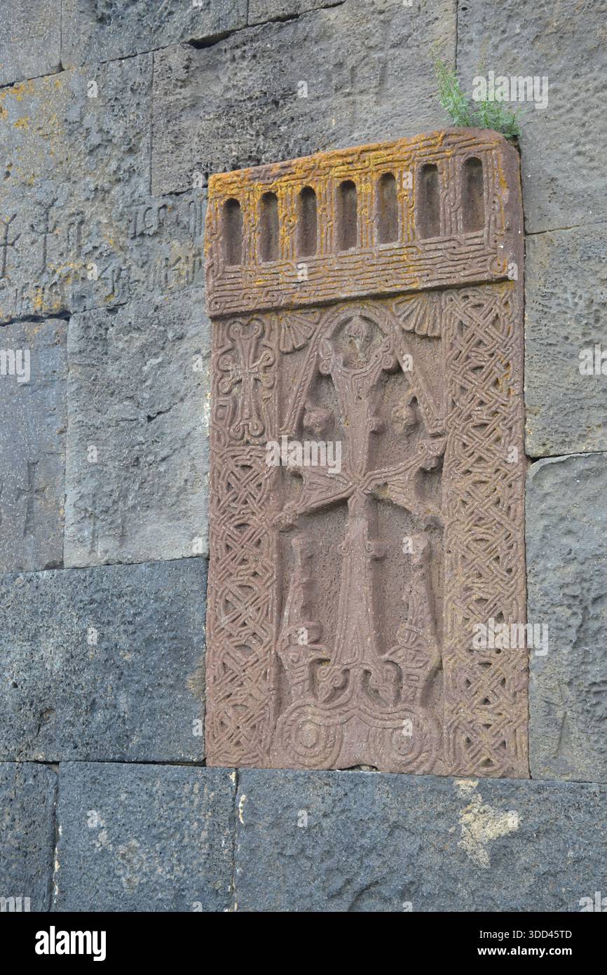 Armenischer Khachkar Kreuzstein an einer Kirchenmauer Stockfoto