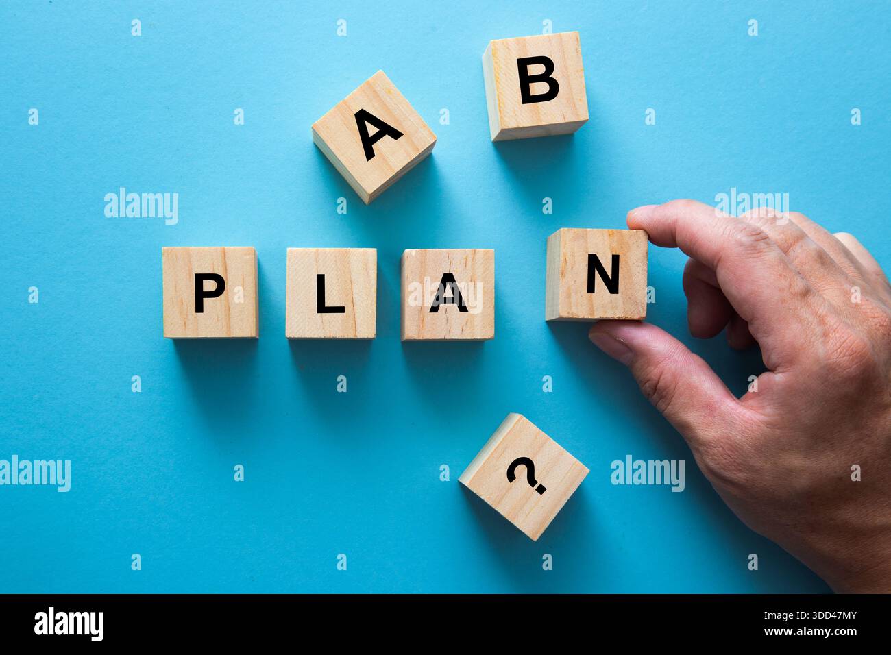 Händige einen Buchstaben n in den Plan ein, mit Plan a, b und einem Fragezeichen in der Nähe Stockfoto