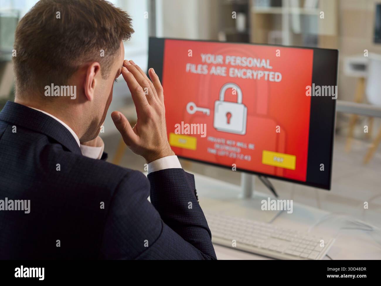 Ein gestresster Geschäftsmann reagiert auf Ransomware-Bildschirm mit einer Warnung vor verschlüsselten Dateien Stockfoto
