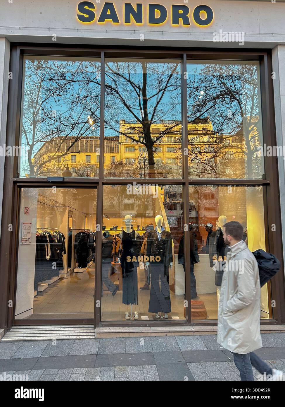 Paris, Frankreich, People Shopping, man Walking, Schaufenster, lokales französisches Bekleidungsgeschäft, „Sandro“, (Avenue Champs-Elysees) Stockfoto