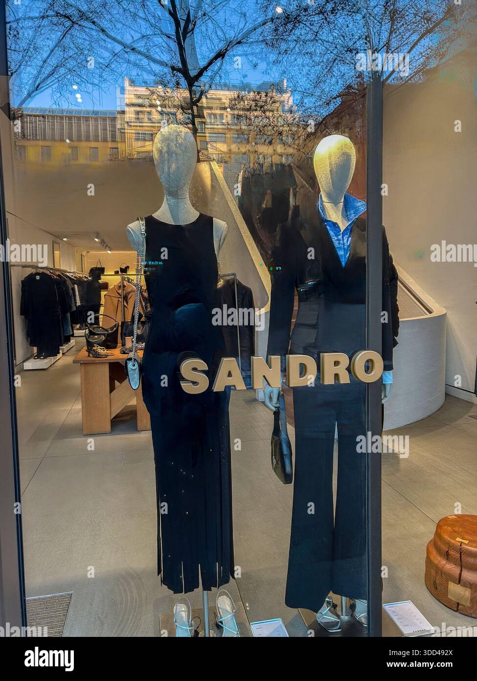 Paris, Frankreich, Schaufensterpuppen im Schaufenster, Shopping, französisches Bekleidungsgeschäft, „Sandro“, (Avenue Champs-Elysees) Stockfoto