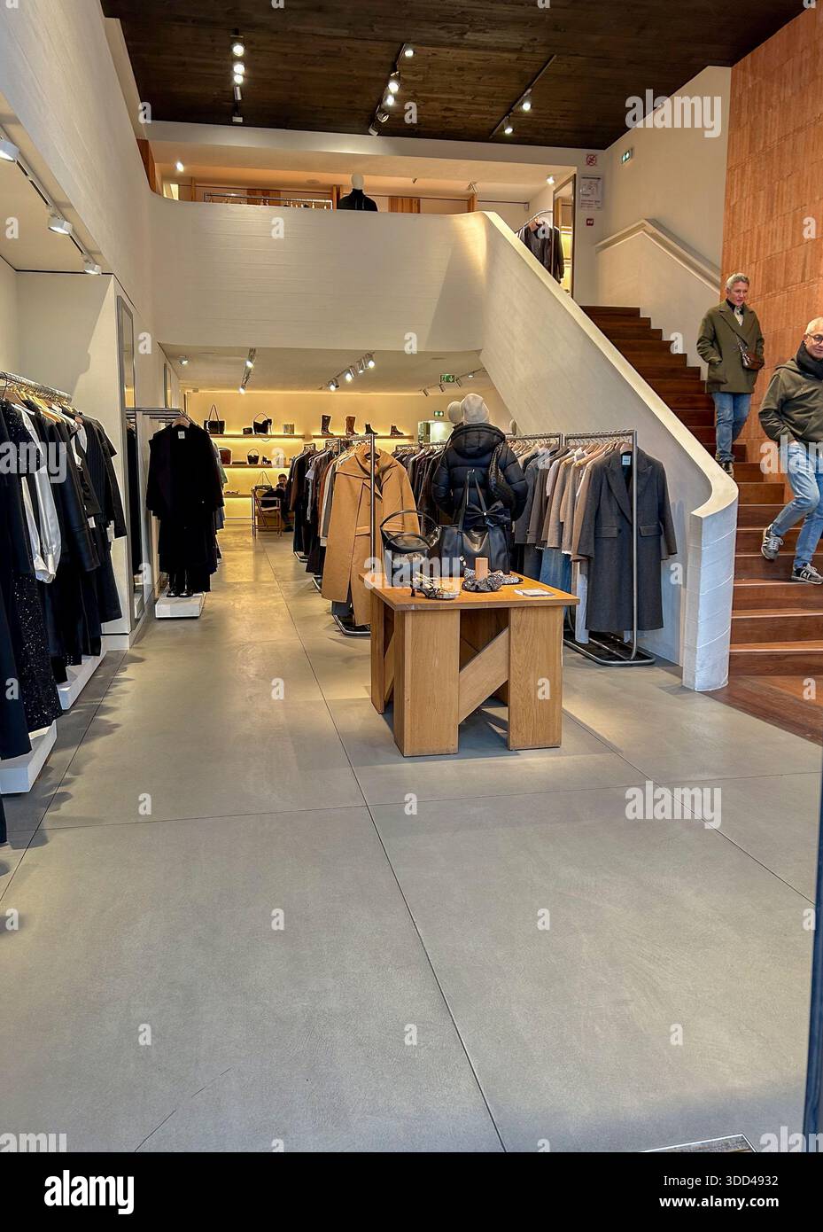 Paris, Frankreich, People Shopping, französisches Bekleidungsgeschäft, lokale Marke, Interieur, „Sandro“, (Avenue Champs-Elysees) Stockfoto