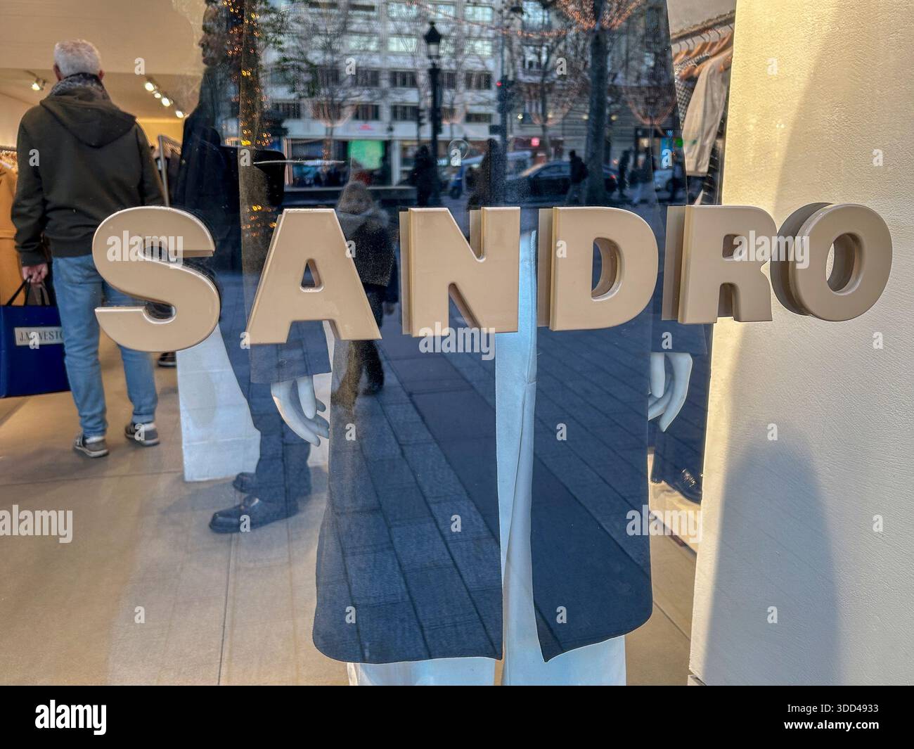 Paris, Frankreich, Nahaufnahme, Schild, Schaufenster, Name Brand, Mannequin People Shopping, französisches Bekleidungsgeschäft, „Sandro“, (Avenue Champs-Elysees) Stockfoto