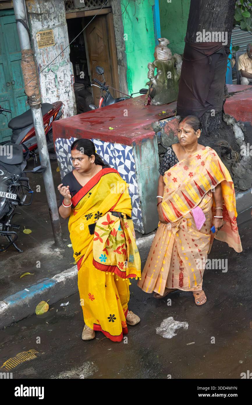 Zwei indische Frauen, die durch die Straßen von Kalkutta laufen Stockfoto