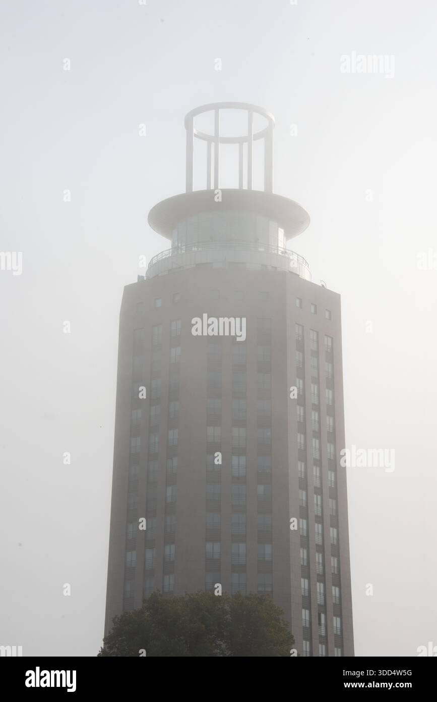 Hohes Gebäude im Nebel Stockfoto