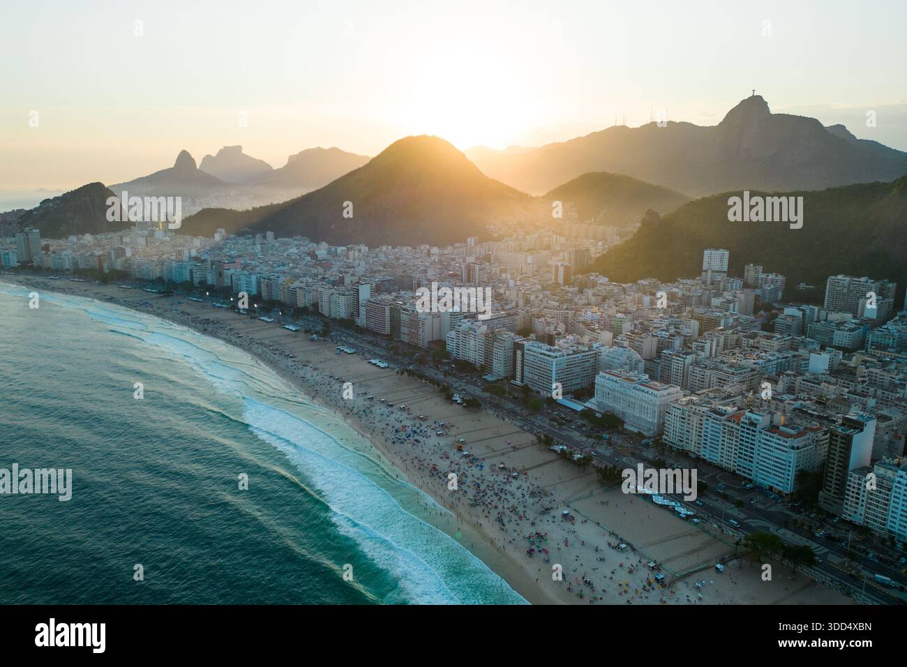Copacabana Beach in Rio de Janeiro aus der Vogelperspektive bei Sonnenuntergang Stockfoto