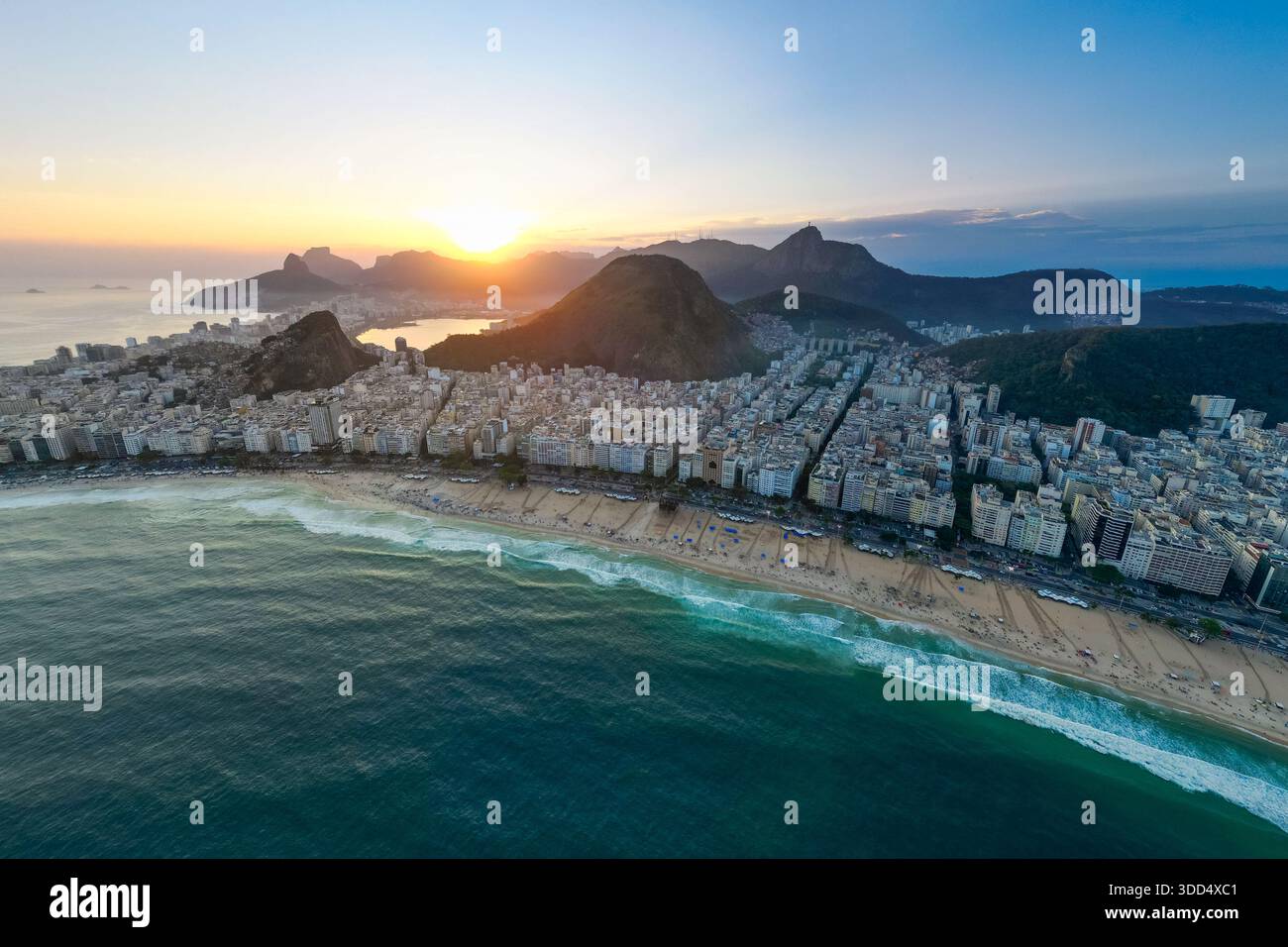 Copacabana Beach in Rio de Janeiro aus der Vogelperspektive bei Sonnenuntergang Stockfoto