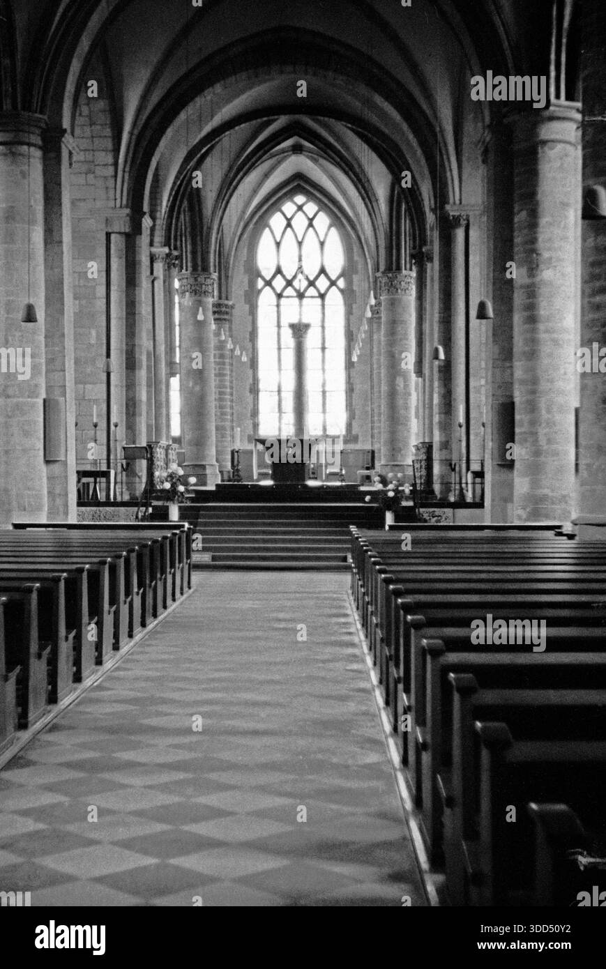 Sixties, Juli 1965, Deutschland, Essen, Ruhrgebiet, Nordrhein-Westfalen, NRW, Kulturhauptstadt 2010, Essener Dom, Münster, hallenkirche, Kirchenschiff, gotische Kirche, katholische Kirche, Bischofskirche, domkirche, Bistum Essen, Ruhrbistum, ehemalige Klosterkirche, Stiftskirche, Essener Nonnenkapitel Stockfoto