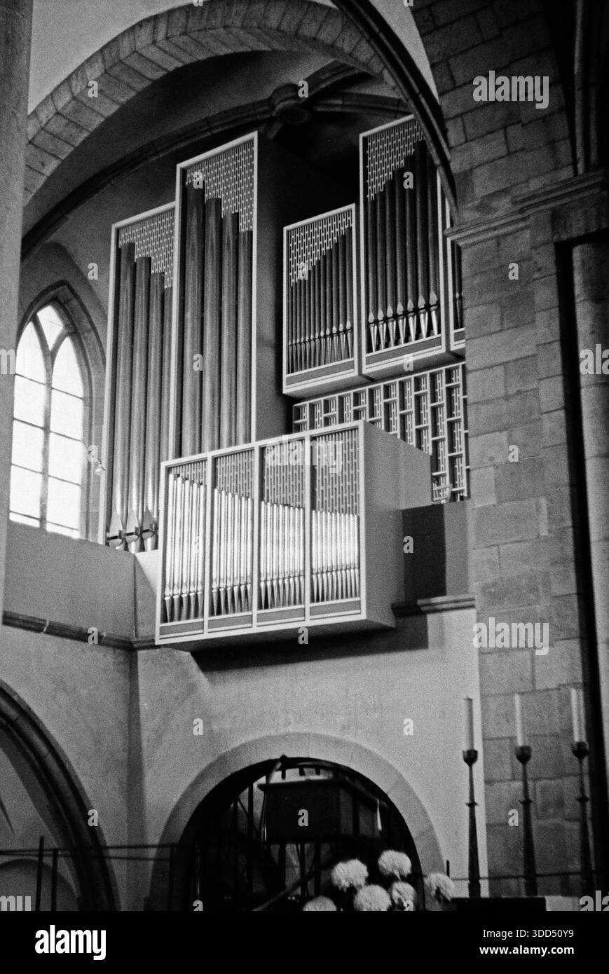 Sixties, Juli 1965, Deutschland, Essen, Ruhrgebiet, Nordrhein-Westfalen, NRW, Kulturhauptstadt 2010, Essener Dom, Münster, hallenkirche, Orgel, katholische Kirche, Bischofskirche, Domkirche, Bistum Essen, Ruhrbistum, ehemalige Klosterkirche, Stiftskirche, Essener Nonnenkapitel Stockfoto