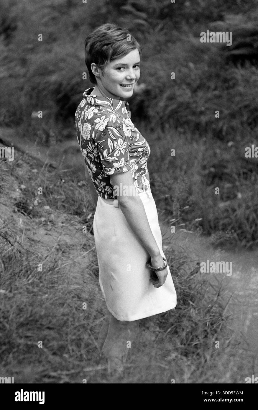Sechzigerjahre, 21.07.1969, Menschen, Frauen, Maedchen 17 bis 20 Jahre, Fotoshooting in der Natur, Nahaufnahme, Bluse, Wickelrock, Minirock, kurzes Haar, Seitenansicht, Monika steht am Rotbach im Rotbachtal und laechelt, Dinslaken, Ruhrgebiet, Nordrhein-Westfalen, NRW, Deutschland, 60er Jahre, 21.07.1969, Menschen, Frauen, Mädchen 17 bis 20 Jahre, Fotoshooting draußen, mittlere Nahaufnahme, Bluse, umlaufender Rock, Minirock, kurze Haare, Monika steht am Rotbach im Rotbachtal und lächelt, Dinslaken, Ruhrgebiet, Nordrhein-Westfalen, NRW, Deutschland *** Ortsunterschrift *** Sechzigerjahre, 21.07.1969, People Stockfoto