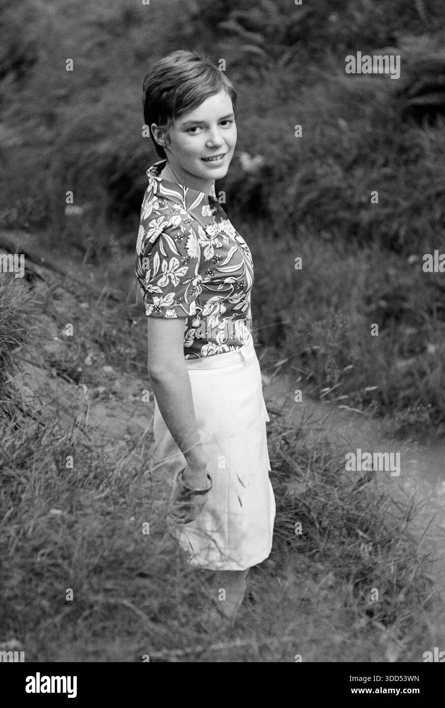 Sixties, 21.07.1969, Menschen, Frauen, Mädchen 17 bis 20 Jahre, Fotoshooting draußen, mittlere Nahaufnahme, Bluse, umlaufender Rock, Minirock, kurze Haare, Monika steht am Rotbach im Rotbachtal und lächelt, Dinslaken, Ruhrgebiet, Nordrhein-Westfalen, NRW, Deutschland Stockfoto