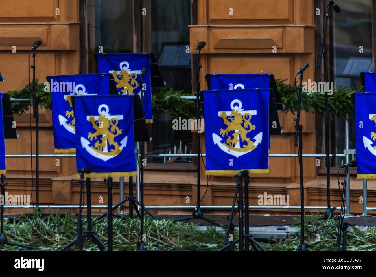 Foto von Turku-Stadtflaggen, die während einer Weihnachtsvorstellung gezeigt werden, mit festlicher Dekoration und Bühnenbeleuchtung. Das Bild spiegelt den Stolz der Bürger wider, den Urlaub Stockfoto