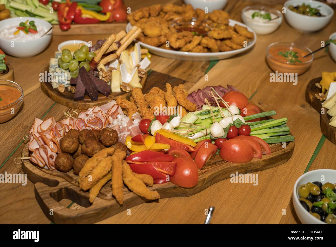 Antipasti-Platte oder Aufschnitt-Platte mit verschiedenen kalten und frittierten Vorspeisen. Wurstwaren und Käse: Aufschnitt, verschiedene Blauschimmelkäse Stockfoto