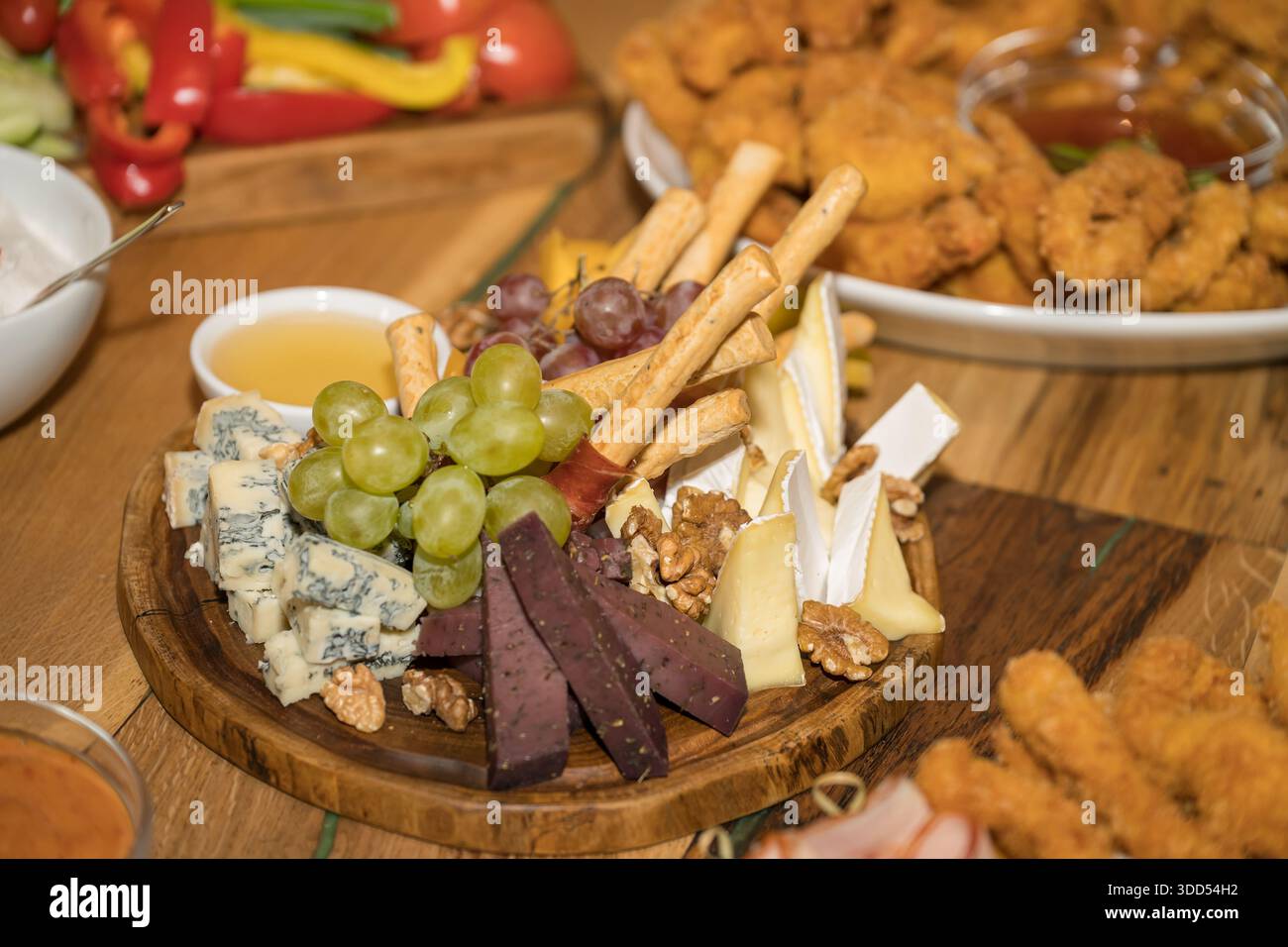 Antipasti-Platte oder Aufschnitt-Platte mit verschiedenen kalten und frittierten Vorspeisen. Wurstwaren und Käse: Aufschnitt, verschiedene Blauschimmelkäse Stockfoto