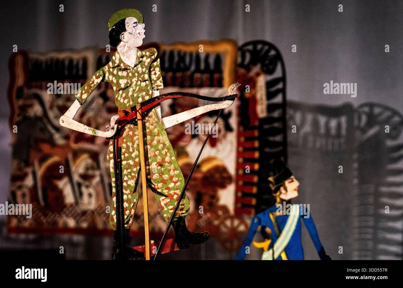 Traditionelle Schattenpuppen in einer theatralischen Umgebung mit farbenfrohen Kostümen. Stockfoto