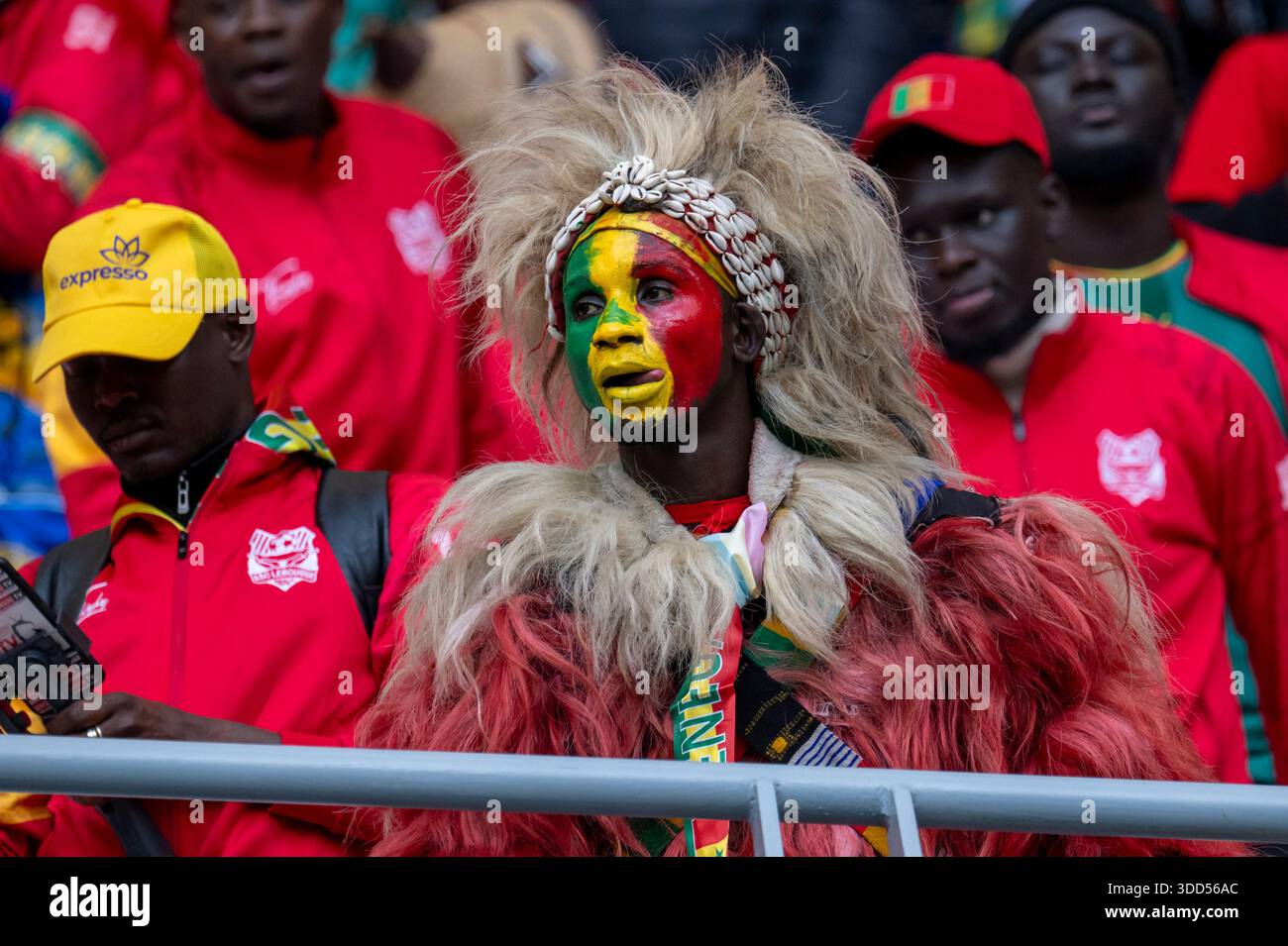 Tanger, Marokko. Dezember 2025. Senegalesische Fans genießen die Atmosphäre beim Afrika-Cup der Nationen (CAN) 2025 Gruppenspiel zwischen Senegal und DR Kongo im Grand Stade de Tanger in Tanger, Marokko, am 27. Dezember 2025. (Foto: Andrew SURMA/SIPA USA). Quelle: SIPA USA/Alamy Live News Stockfoto