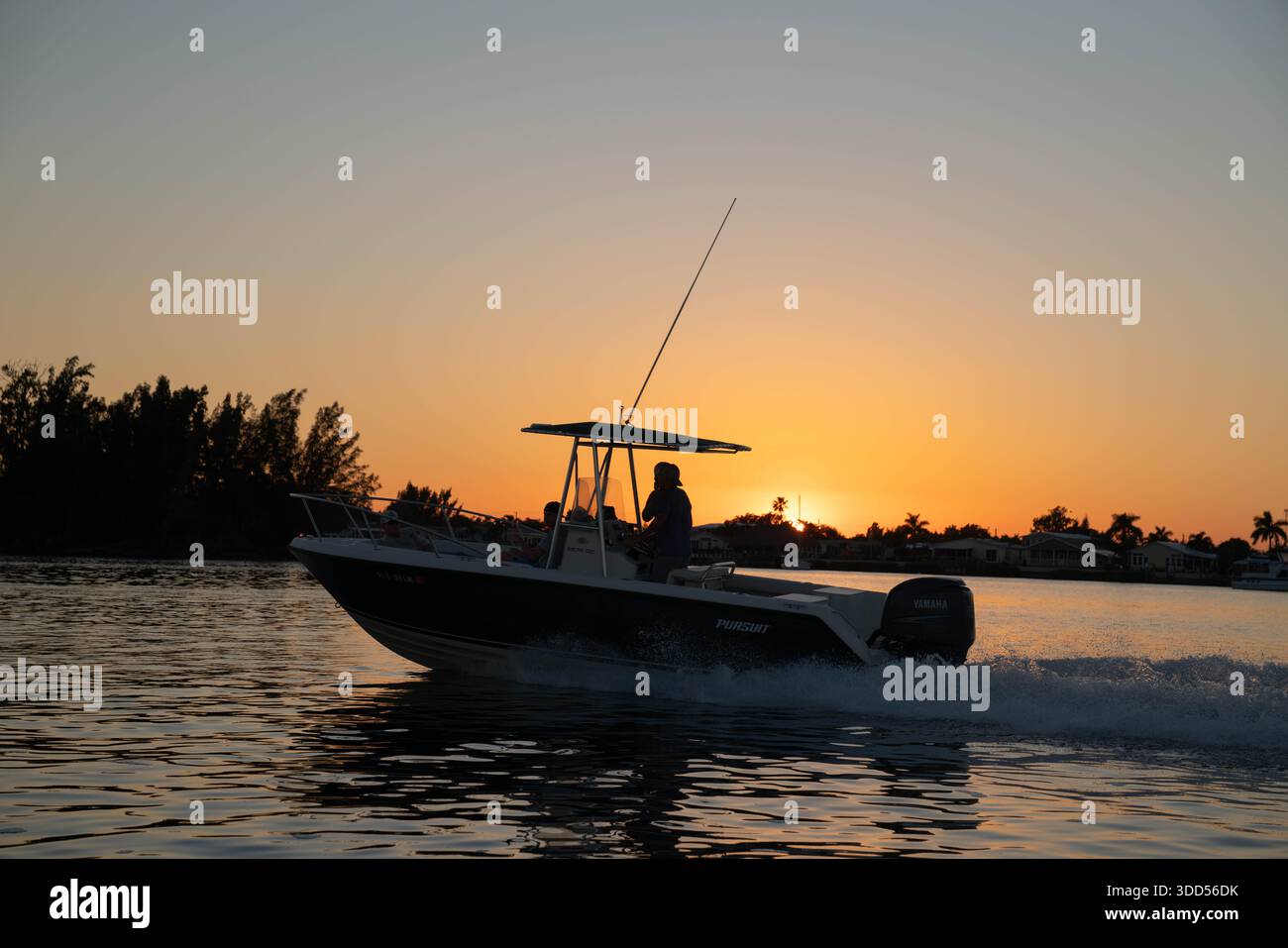 Ein Fischerboot fährt bei Sonnenuntergang auf dem Indian River in Vero Beach Florida in der Indian River Lagoon. Stockfoto