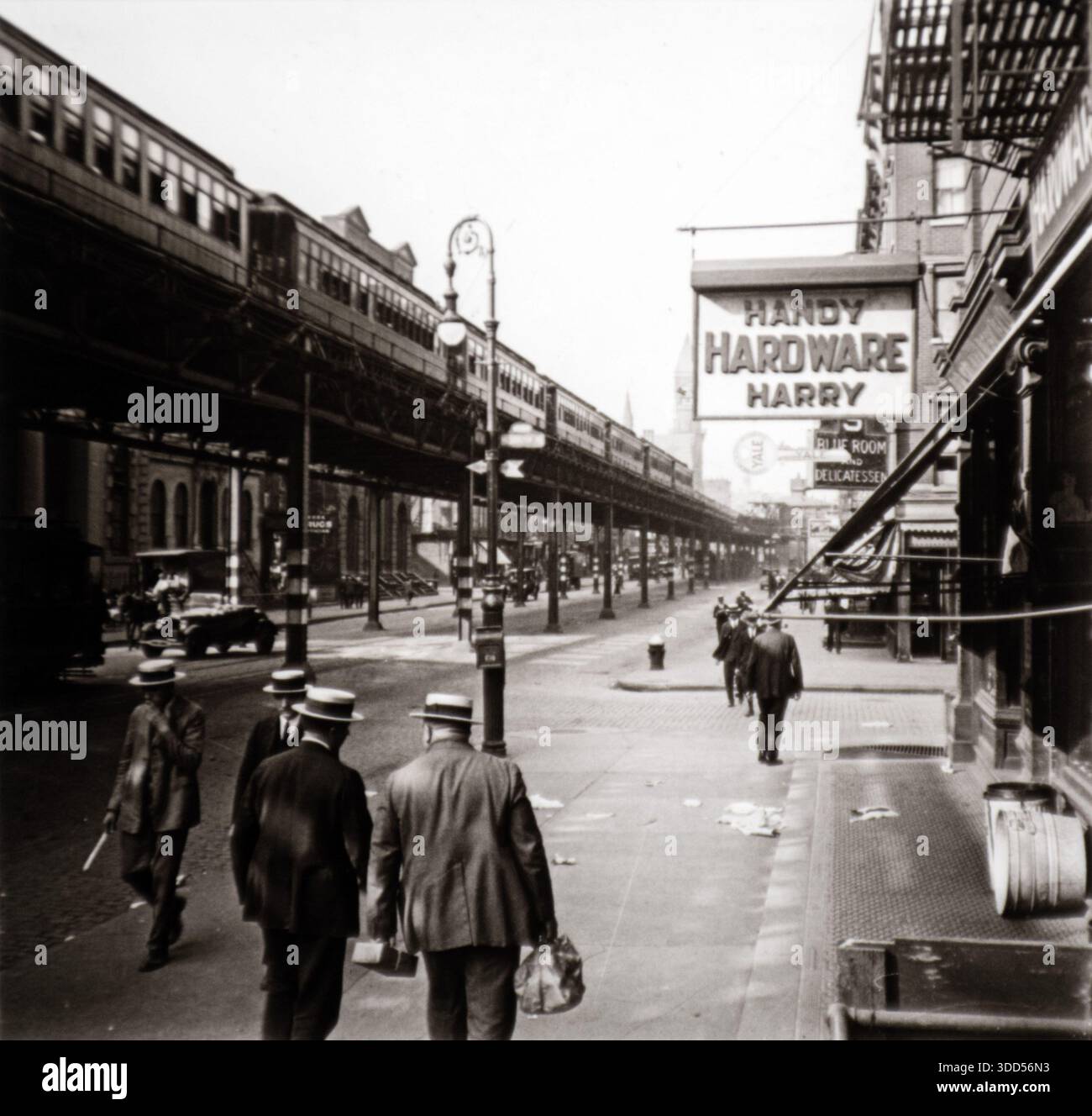 Dieses Bild ist die Hälfte eines Stereoskopbildes einer Straßenszene in New York City. Das Bild wird auf eine Glasplatte gedruckt. Es zeigt eine Nordansicht der IRT Sixth Avenue Line von der Ecke Waverly Place, einen Block südlich der 8th Street Station. Der Bahnsteig ist im Hintergrund zu sehen, ebenso der Turm des Jefferson Market Courthouse. Das Gericht ist heute die Jefferson Market Library. Stockfoto