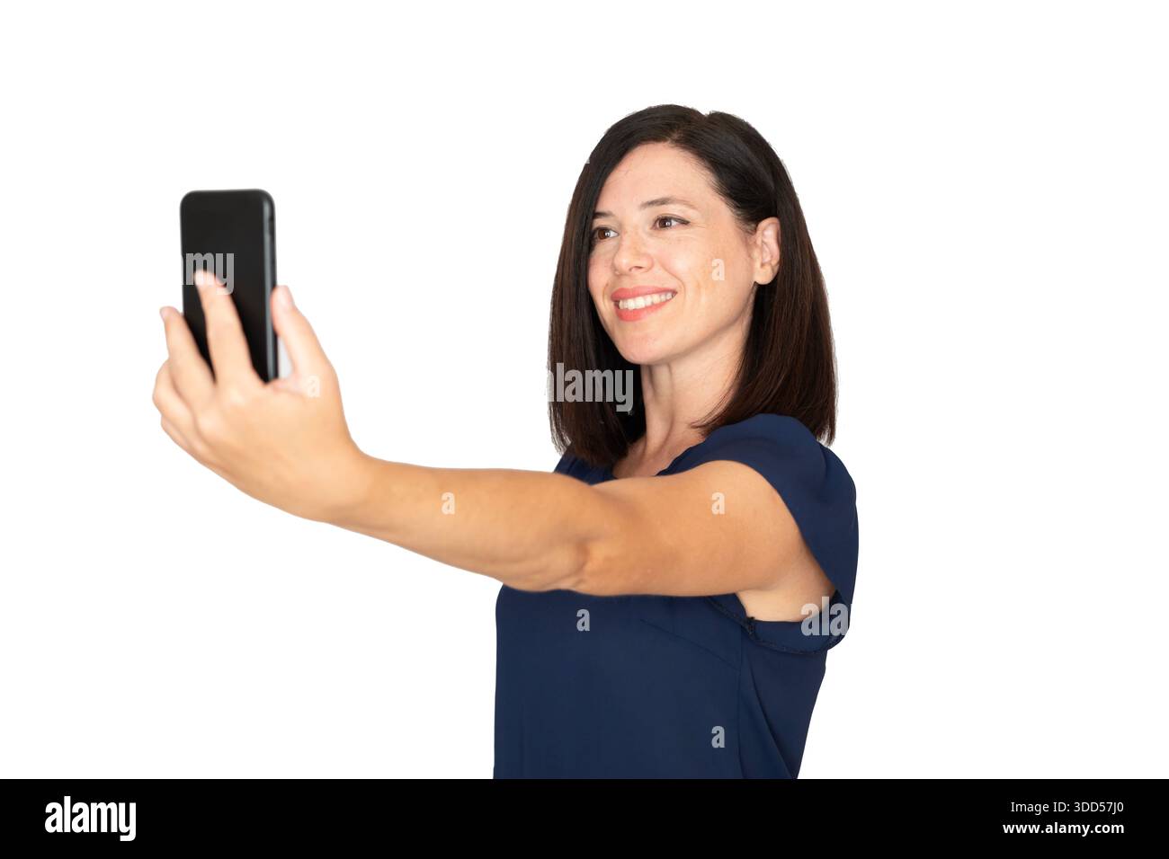 Lächelnde Frau, die ein Smartphone hält, ein Selfie macht, einen glücklichen Moment für soziale Medien festnimmt, das Leben dokumentiert, Erfahrungen teilt, online online vernetzt Stockfoto