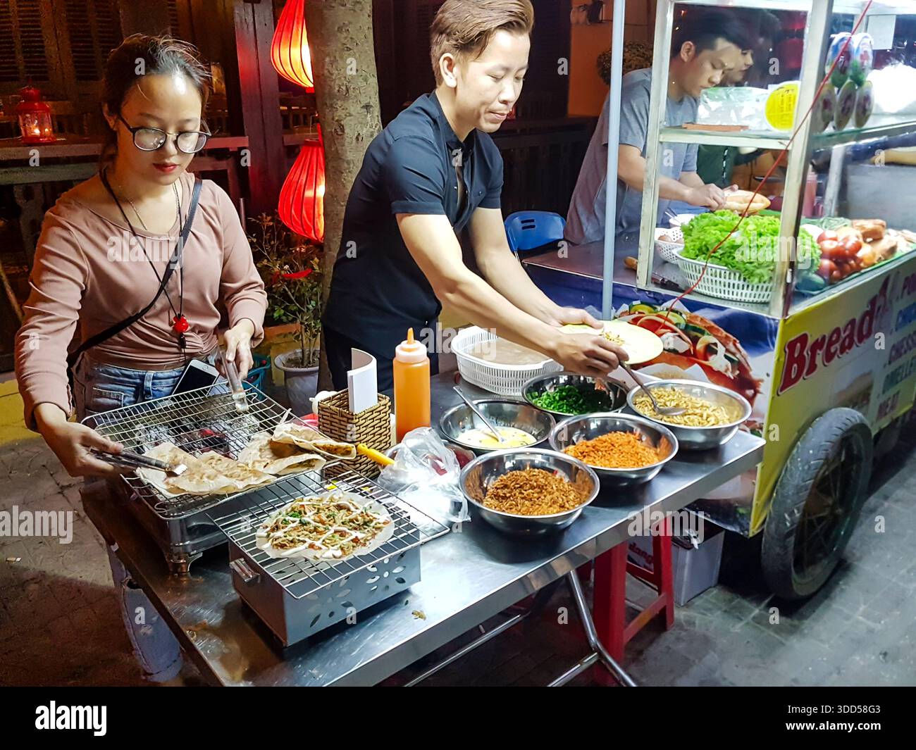 Street Food wird in Hoi an, Vietnam, zubereitet Stockfoto