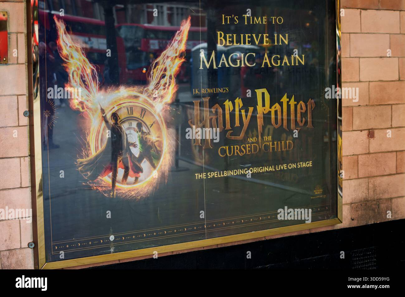LONDON, GROSSBRITANNIEN. Februar 2025. Harry Potter-Logo auf dem Londoner Palace Theatre. Harry Potter ist eine Serie von sieben Fantasy-Romanen des britischen Autors Stockfoto
