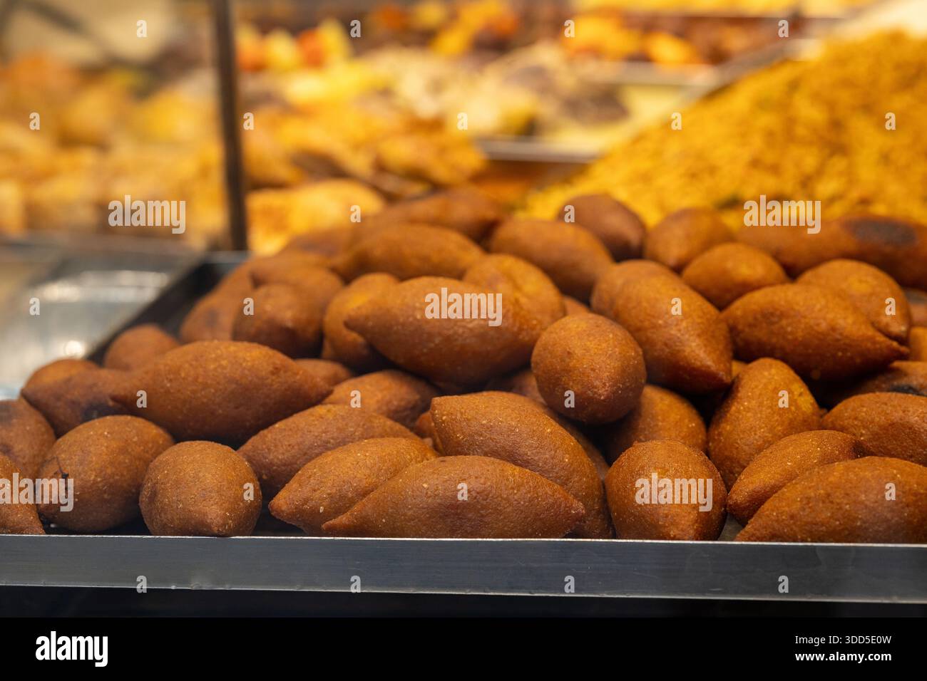 Nahaufnahme traditioneller türkischer Eiskofte gefüllter Fleischbällchen, serviert auf einem Teller Stockfoto