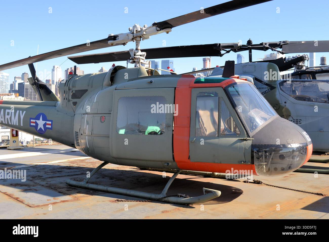 Bell UH-1A 'Huey' Nutzhubschrauber der US Army; ausgestellt im Intrepid Museum in New York City, wurde der Typ im Vietnamkrieg verwendet Stockfoto